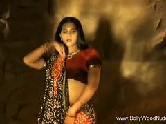 Die indisches Schönheit legt einen Tanz hin